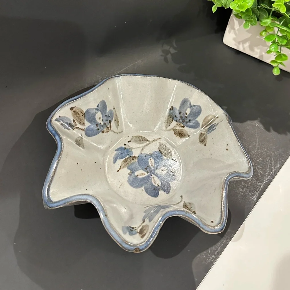 Signed Cindy Angliss Handmade Pottery, Ruffled Bowl, Blue Floral Studio Ceramics - Picture 5 of 8